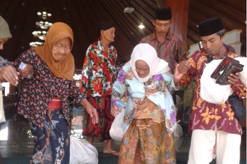 BUPATI SERAHKAN BANTUAN KEPADA LANSIA